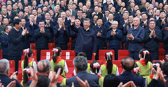 习近平观看庆祝新疆维吾尔自治区成立70周年文艺晚会《美丽新疆》