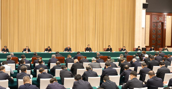 习近平听取新疆维吾尔自治区党委和政府工作汇报