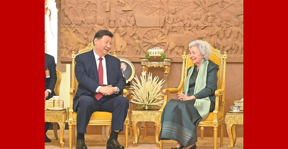 习近平会见柬埔寨太后莫尼列