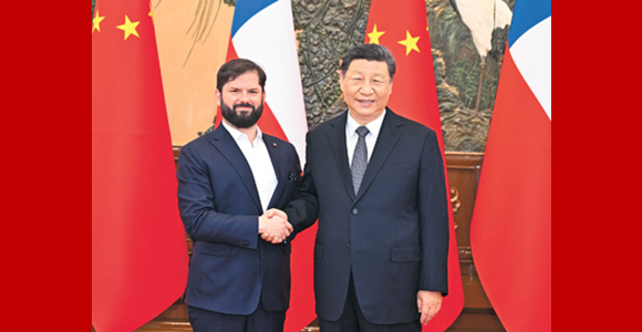 习近平会见智利总统博里奇