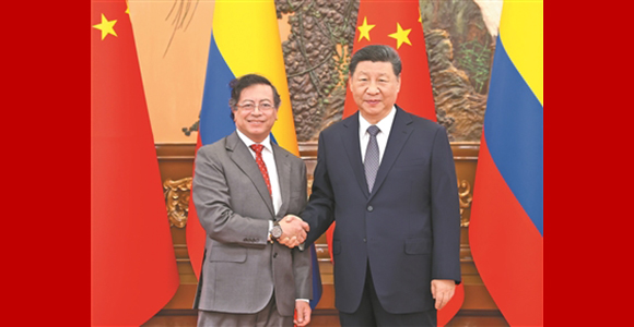 习近平会见哥伦比亚总统佩特罗
