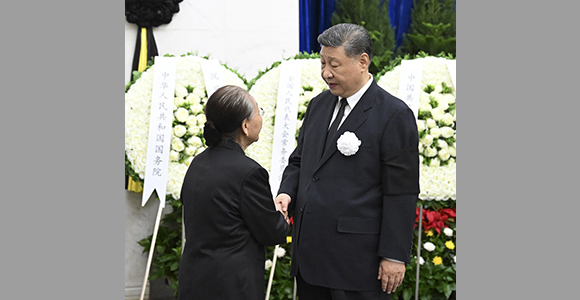 热地同志遗体在京火化