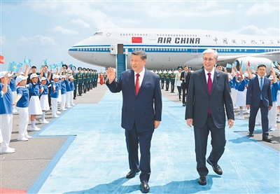  习近平抵达阿斯塔纳 