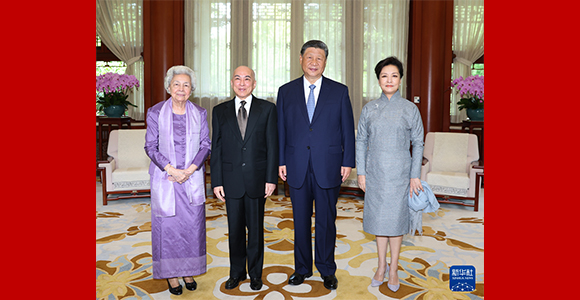 习近平夫妇会见柬埔寨国王西哈莫尼和太后莫尼列