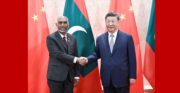 习近平会见马尔代夫总统穆伊兹