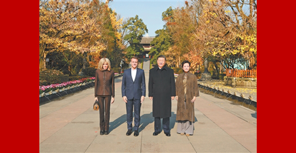 习近平同法国总统马克龙在成都进行友好交流