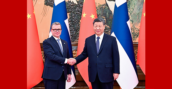 习近平会见芬兰总理奥尔波