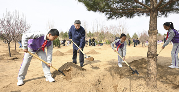 党和国家领导人参加首都义务植树活动