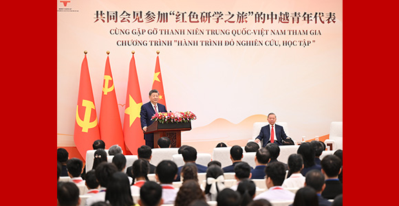 习近平同苏林共同会见中越青年代表