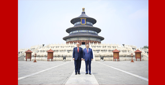 习近平同美国总统特朗普参观天坛