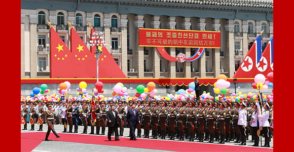 习近平出席金正恩举行的欢迎仪式