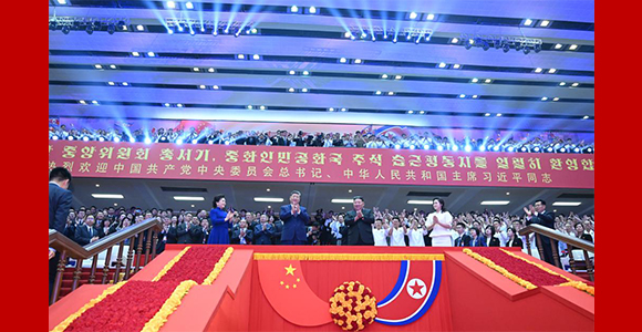 习近平和彭丽媛观看朝鲜专场文艺演出