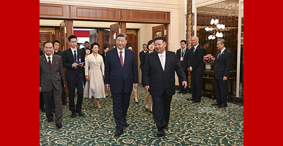习近平夫妇出席金正恩夫妇举行的小范围午宴