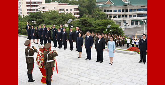 习近平和彭丽媛参谒中朝友谊塔