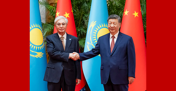 习近平会见哈萨克斯坦总统托卡耶夫