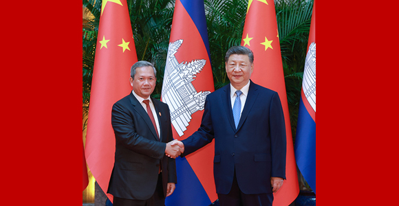 习近平会见柬埔寨首相洪玛奈