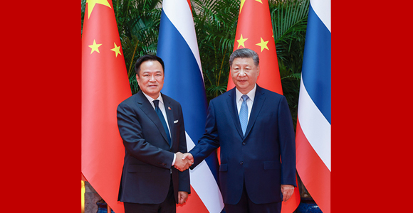 习近平会见泰国总理阿努廷