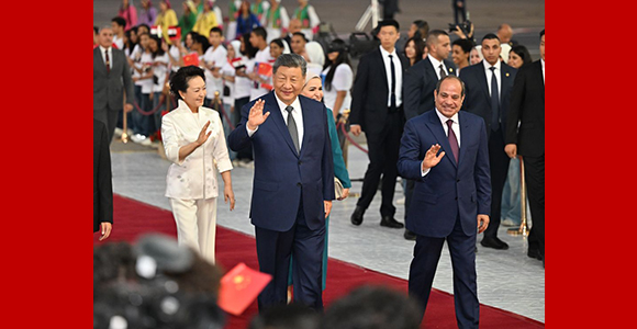 习近平抵达开罗对埃及进行国事访问