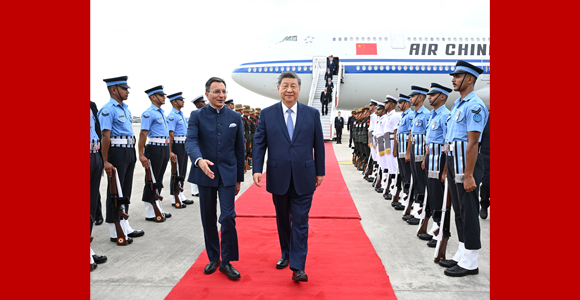 习近平抵达新德里