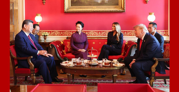 习近平和彭丽媛同美国总统特朗普夫妇茶叙
