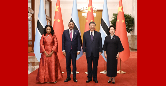 习近平同博茨瓦纳总统博科会谈